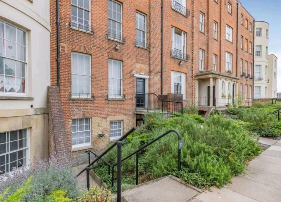 St Marg'S Hideaway; Grade II Listed Luxury Apartment In The Heart Of Cheltenham - Gateway To The Cotswolds! Sleeps 4 - Outdoor Seating And Free Private Parking! מראה חיצוני תמונה