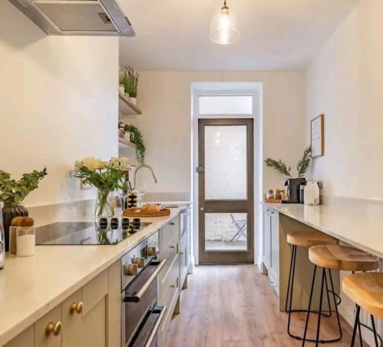 St Marg'S Hideaway; Grade II Listed Luxury Apartment In The Heart Of Cheltenham - Gateway To The Cotswolds! Sleeps 4 - Outdoor Seating And Free Private Parking! מראה חיצוני תמונה