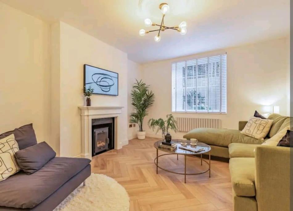 St Marg'S Hideaway; Grade II Listed Luxury Apartment In The Heart Of Cheltenham - Gateway To The Cotswolds! Sleeps 4 - Outdoor Seating And Free Private Parking! מראה חיצוני תמונה