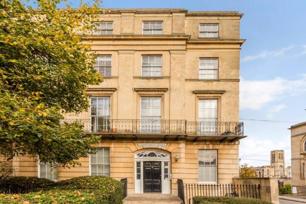 St Marg'S Hideaway; Grade II Listed Luxury Apartment In The Heart Of Cheltenham - Gateway To The Cotswolds! Sleeps 4 - Outdoor Seating And Free Private Parking! מראה חיצוני תמונה